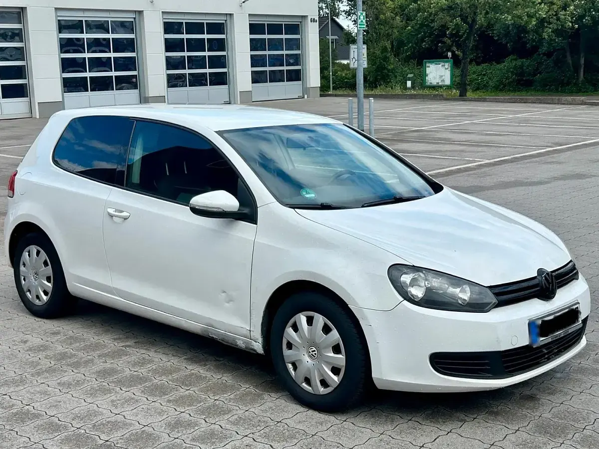 Gebraucht VW Golf VI 102 PS (75 kW) 2009 Weiß Kleinwagen
