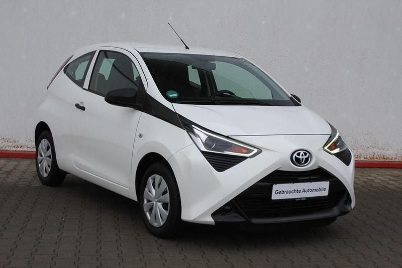 Weiß Gebraucht 2020 Toyota Aygo Business Edition Kleinwagen | 6.590 € (Superpreis) - Bild 1/4