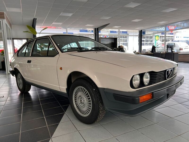 Weiß Gebraucht 1981 Alfa Romeo GTV Limousine | 22.500 € - Bild 1/4