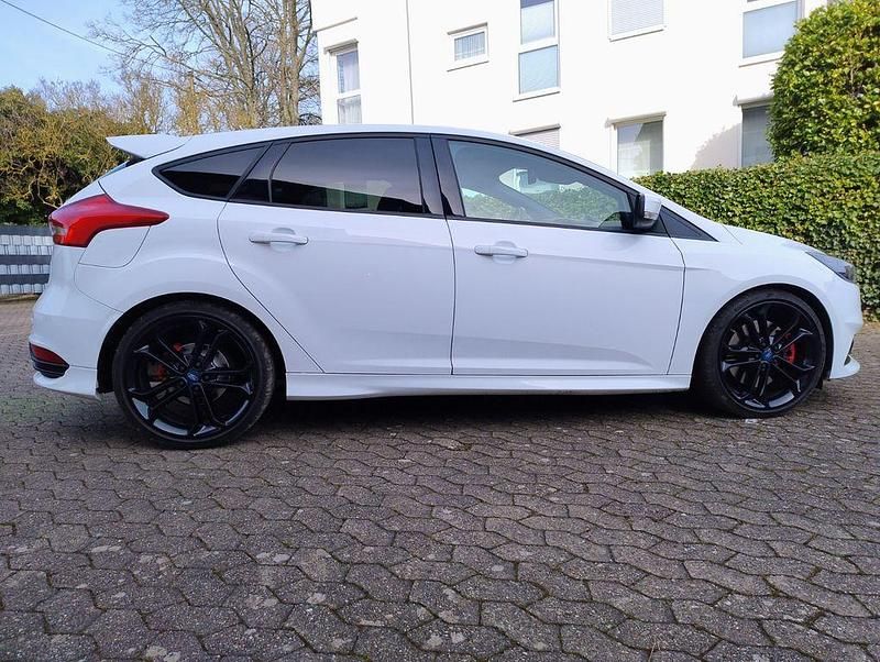 Gebraucht Ford Focus ST 185 PS (136 kW) 2017 Weiß Limousine