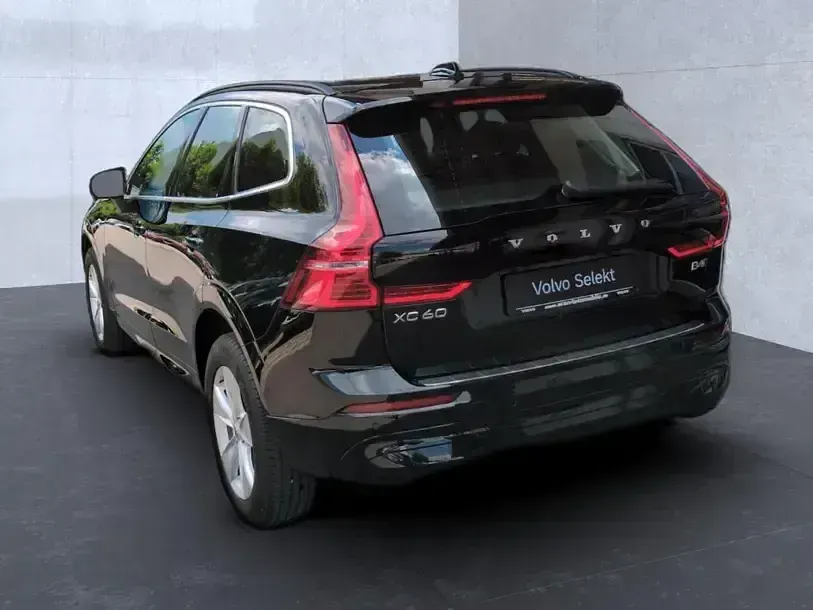 Gebraucht Volvo XC60 Core 197 PS (144 kW) 2023 Black stone SUV