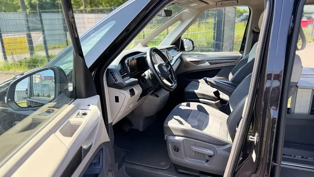 Gebraucht VW Multivan 150 PS (110 kW) 2023 Deep black perleffekt Van / Kleinbus