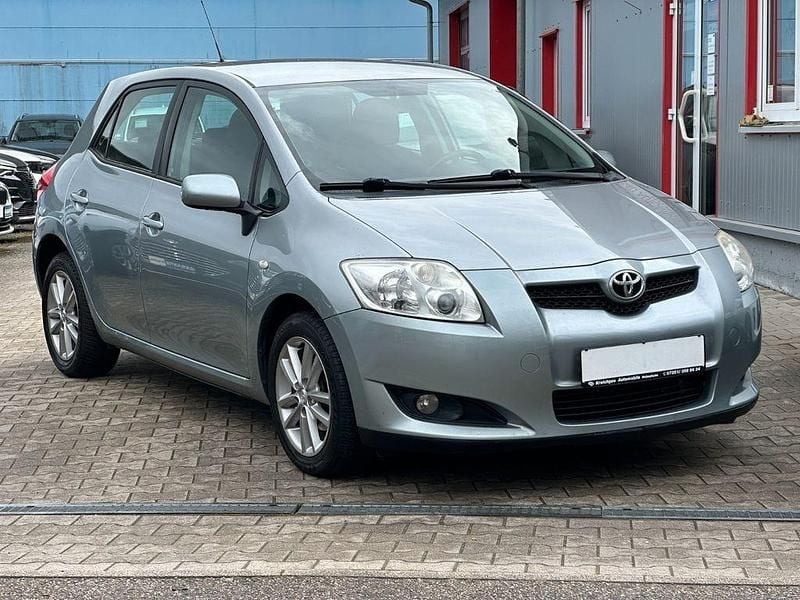 Gebraucht Toyota Auris 124 PS (91 kW) 2009 Medium silver metallic Kleinwagen
