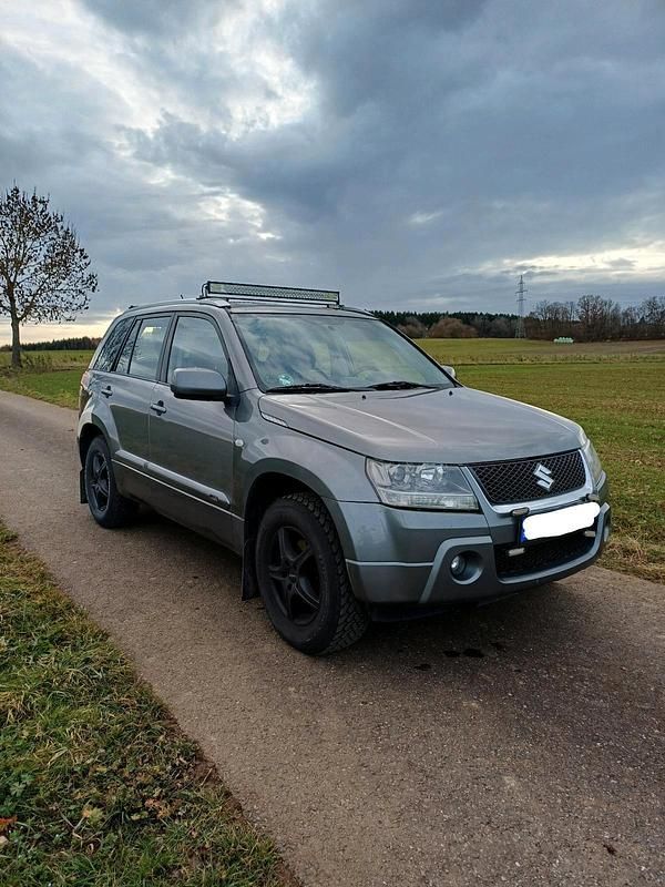 Grau Gebraucht 2007 Suzuki Grand Vitara SUV | 4.400 € (Fairer Preis) - Bild 1/4