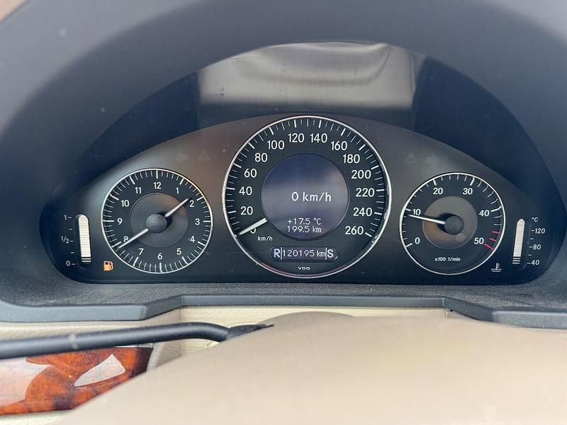 Gebraucht Mercedes E220 Elegance 150 PS (110 kW) 2002 Beige Limousine