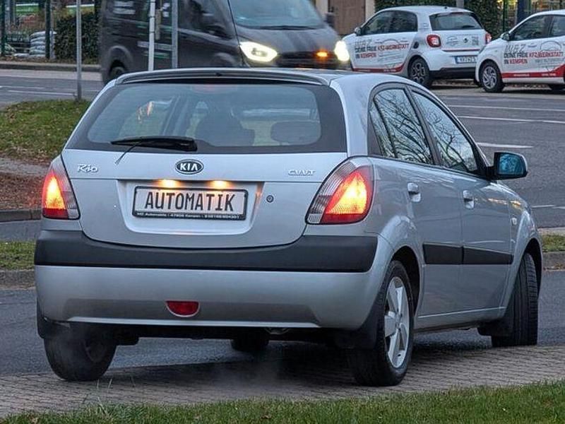 Gebraucht Kia Rio Spirit 111 PS (81 kW) 2009 Silber Kleinwagen