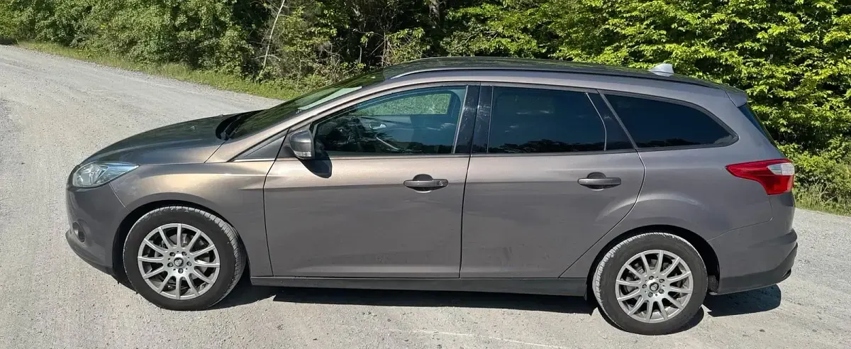Usado Ford Focus 125 CV (91 kW) 2013 Gris Familiar