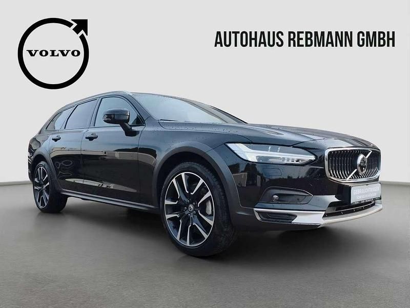 Gebraucht Volvo V90 CC Plus 197 PS (144 kW) 2024 Onyx black / metallic Kombi