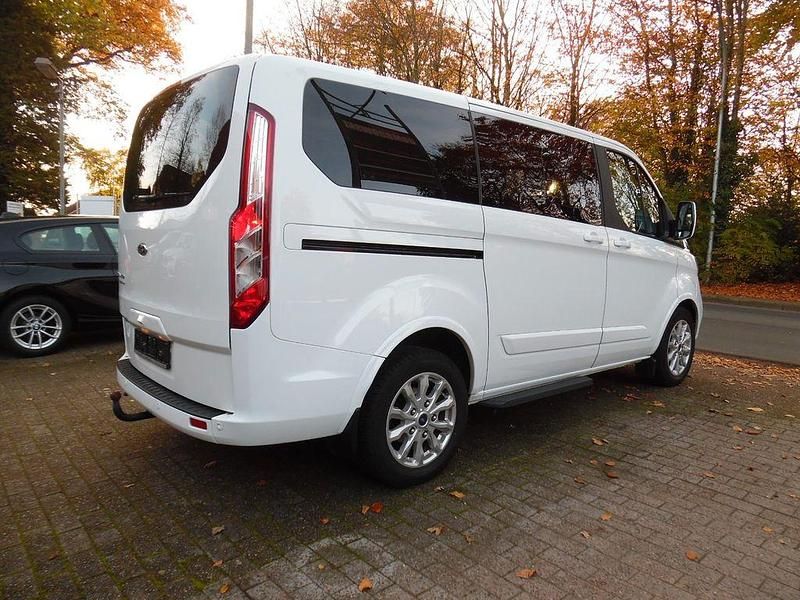 Gebraucht Ford Tourneo Titanium 185 PS (136 kW) 2021 Weiß Van / Kleinbus