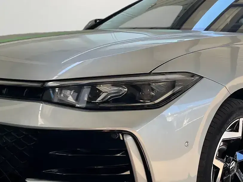 Gebraucht VW Passat R-line 175 PS (128 kW) 2025 Silber Kombi