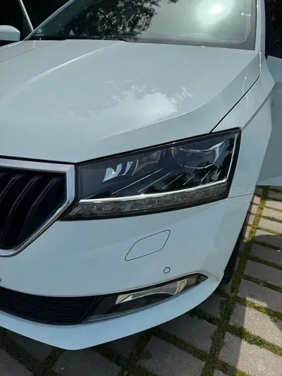 Używany Skoda Fabia Clever 75 KM (55 kW) 2018 Biały Sedan/Limuzyna