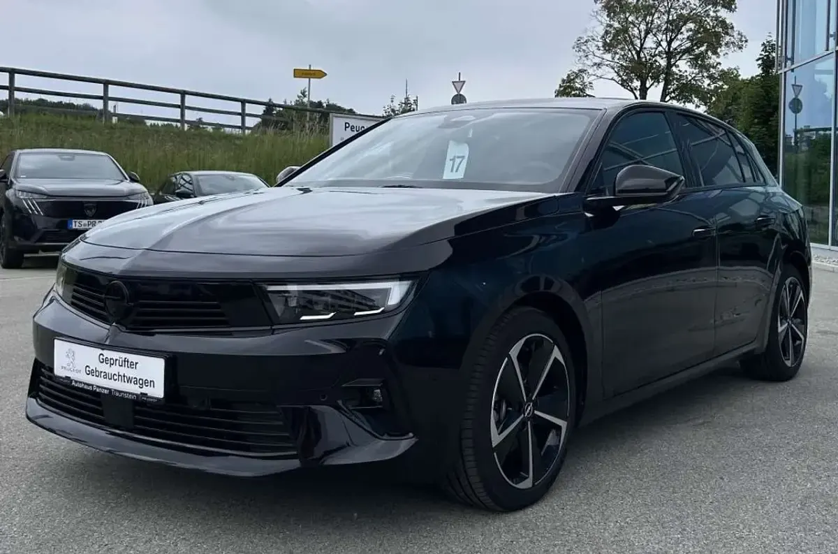 Gebraucht Opel Astra 136 PS (100 kW) 2024 Karbon schwarz metallic Kleinwagen