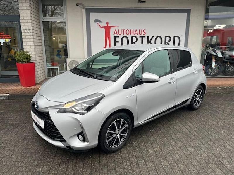Gebraucht Toyota Yaris Hybrid Team 101 PS (74 kW) 2018 Silber Limousine