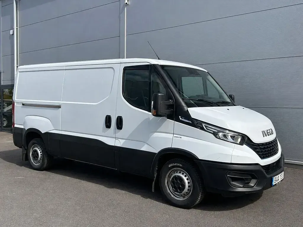 Second-hand Iveco Daily 136 CP (100 kW) 2022 Alb Monovolum