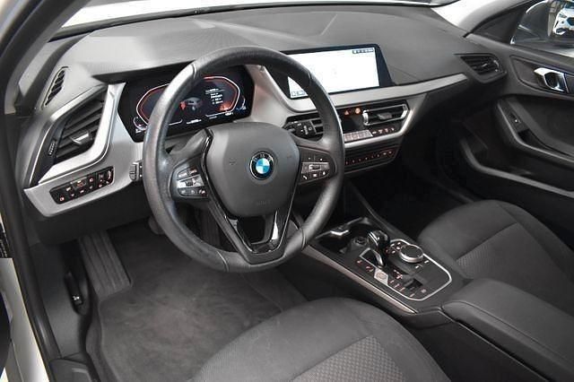 Weiß Gebraucht 2022 BMW 116 Advantage Kleinwagen | 18.790 € (Fairer Preis) - Bild 1/2
