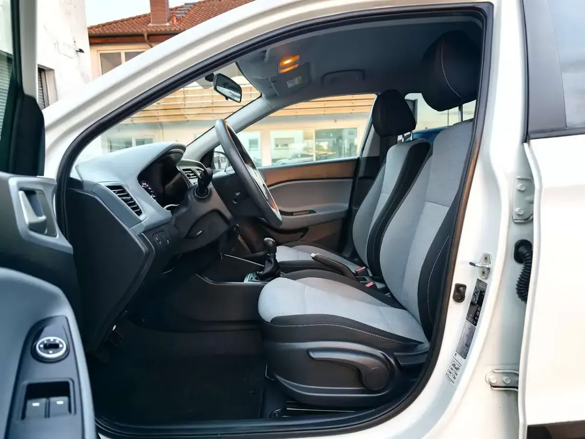 Gebraucht Hyundai i20 Classic 75 PS (55 kW) 2016 Polar white / sol Kleinwagen