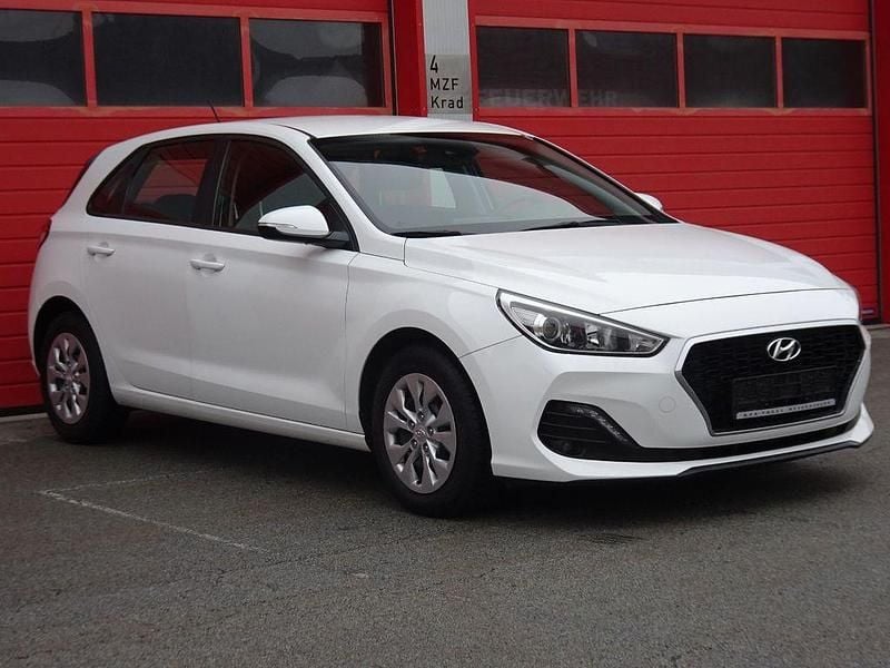 Weiß Gebraucht 2019 Hyundai i30 Select Limousine | 11.890 € (Guter Preis) - Bild 1/4