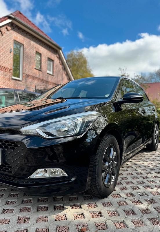 Gebraucht Hyundai i20 Active 84 PS (61 kW) 2017 Schwarz Kleinwagen