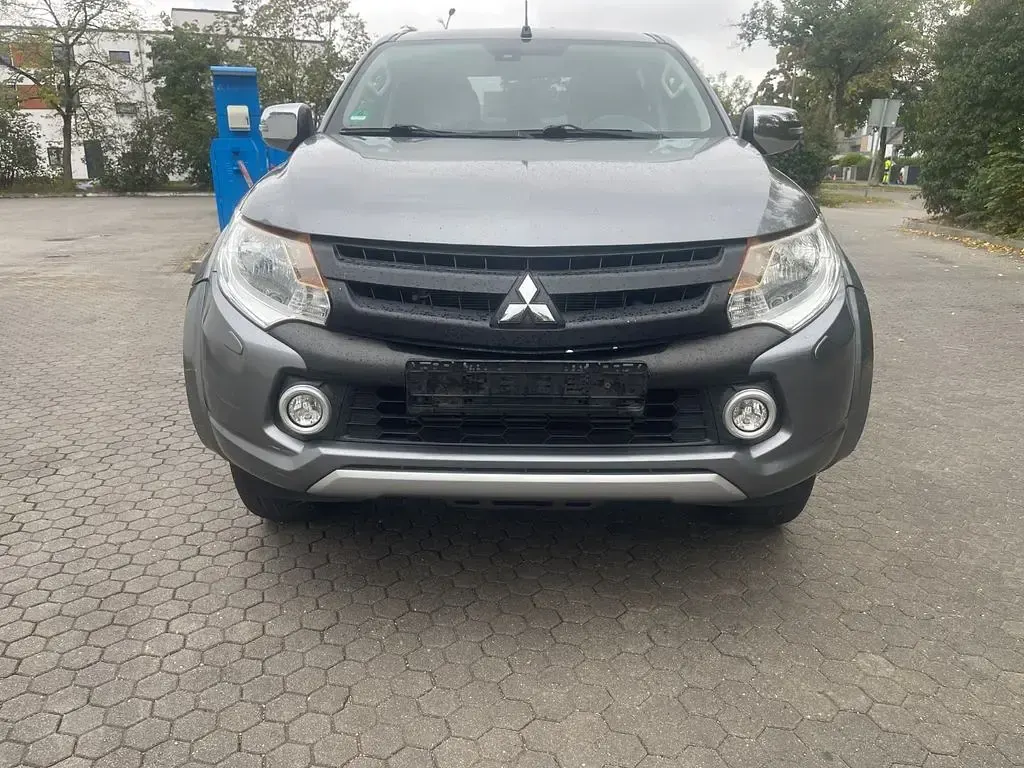Gebraucht Mitsubishi L200 Plus 181 PS (133 kW) 2018 Grau Pickup