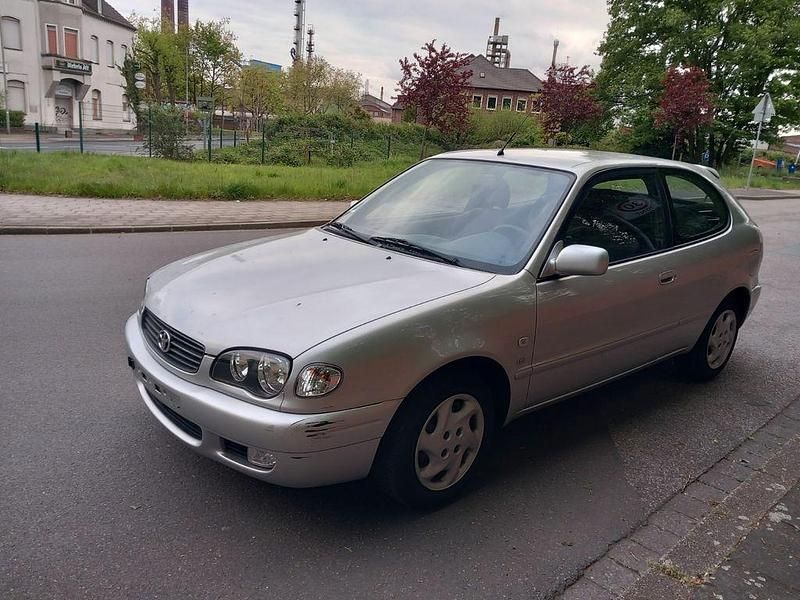 Usado Toyota Corolla 110 HP (80 kW) 2001 Prateado Sedan