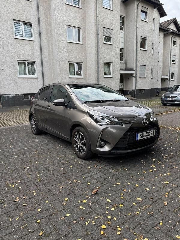Grau Gebraucht 2020 Toyota Yaris Club Kleinwagen | 13.000 € (Fairer Preis) - Bild 1/4