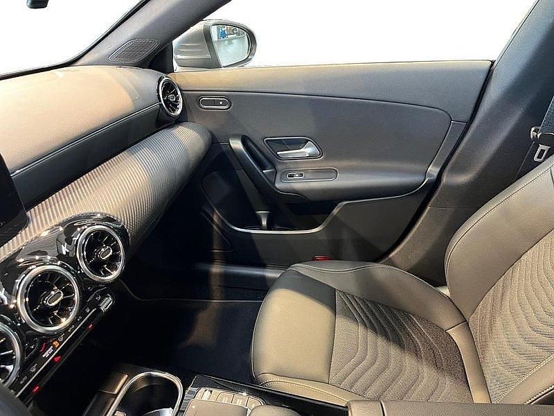 Gebraucht Mercedes CLA200 Shooting Brake 150 PS (110 kW) 2023 Metalliclack mountaingrau Kombi