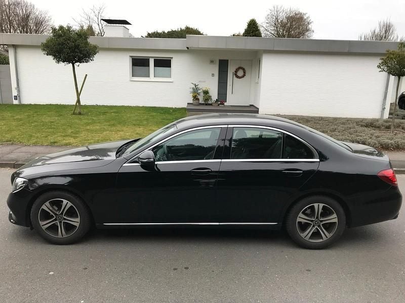 Gebraucht Mercedes E220 194 PS (142 kW) 2018 Schwarz Limousine
