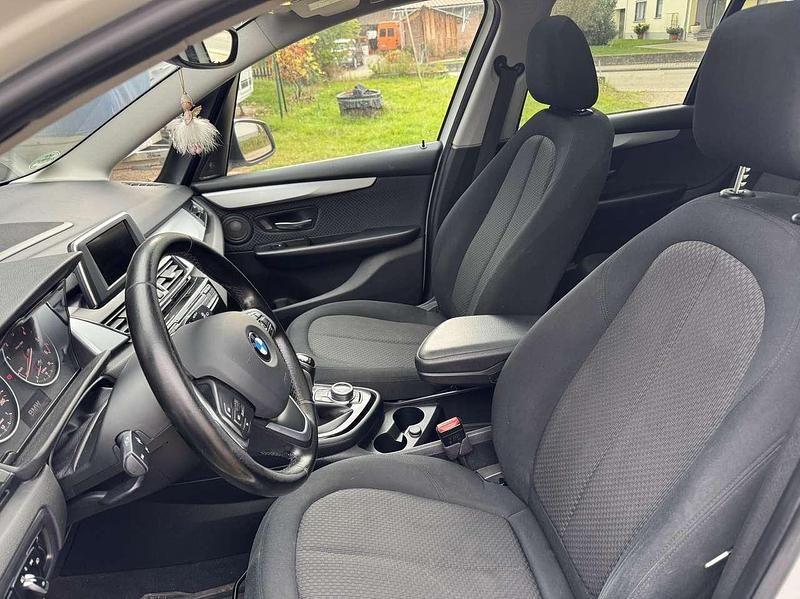 Weiß Gebraucht 2016 BMW 218 Active Tourer Advantage Van / Kleinbus | 12.500 € (Etwas zu teuer) - Bild 1/4