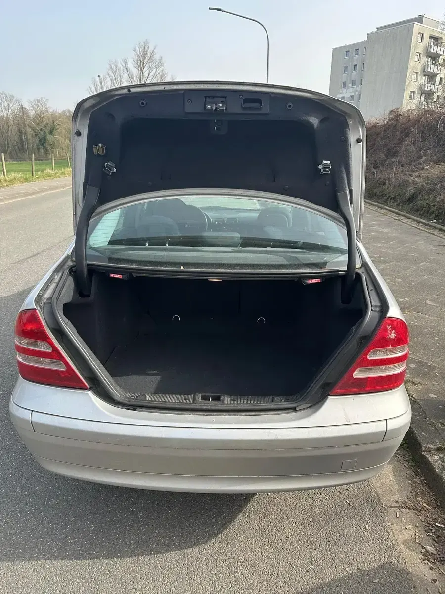 Gebraucht Mercedes C180 129 PS (94 kW) 2001 Silber Limousine