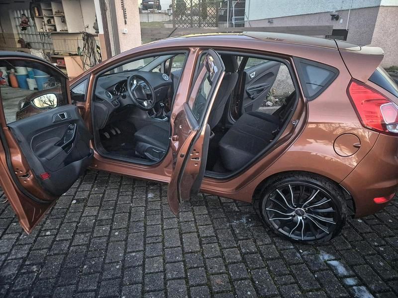 Gebraucht Ford Fiesta 82 PS (60 kW) 2014 Braun Kleinwagen
