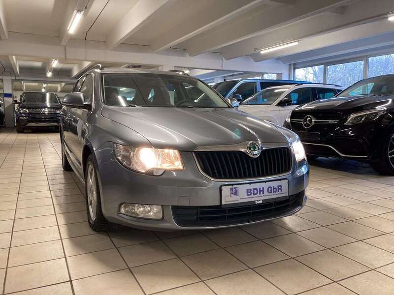 Platin grau metallic Gebraucht 2010 Skoda Superb Comfort Kombi | 5.399 € (Fairer Preis) - Bild 1/4