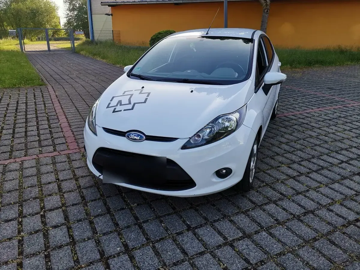 Gebraucht Ford Fiesta 82 PS (60 kW) 2010 Weiß Kleinwagen