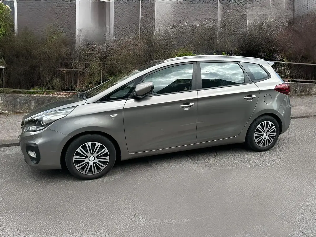 Gebraucht Kia Carens 165 PS (121 kW) 2018 Grau Van / Kleinbus