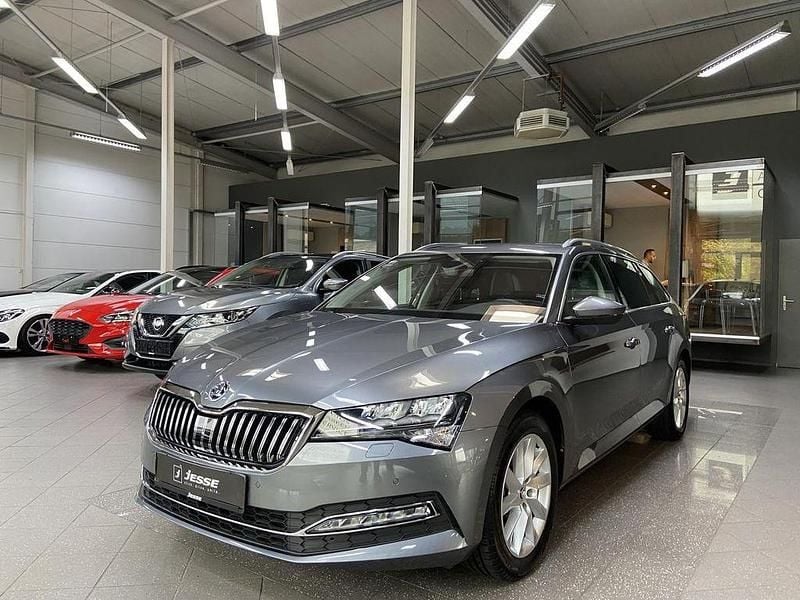 Graphitegrau metallic Gebraucht 2023 Skoda Superb Style Kombi | 30.990 € (Superpreis) - Bild 1/4