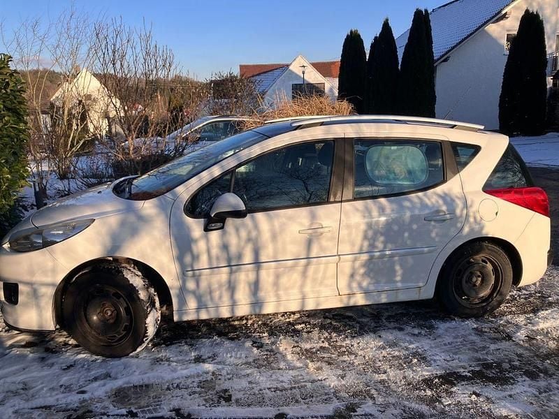 Weiß Gebraucht 2011 Peugeot 207 Tendance Kombi | 2.599 € (Guter Preis) - Bild 1/4