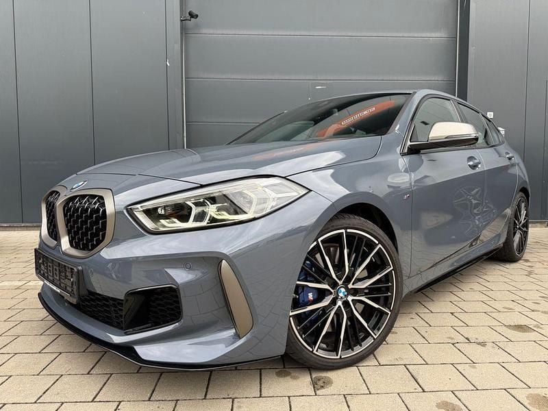 Grau Gebraucht 2023 BMW M135 Performance Kleinwagen | 39.990 € (Fairer Preis) - Bild 1/4