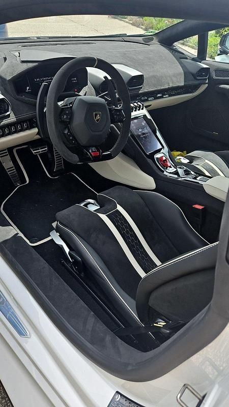 Second-hand Lamborghini Huracán 640 CP (470 kW) 2023 Alb Coupe