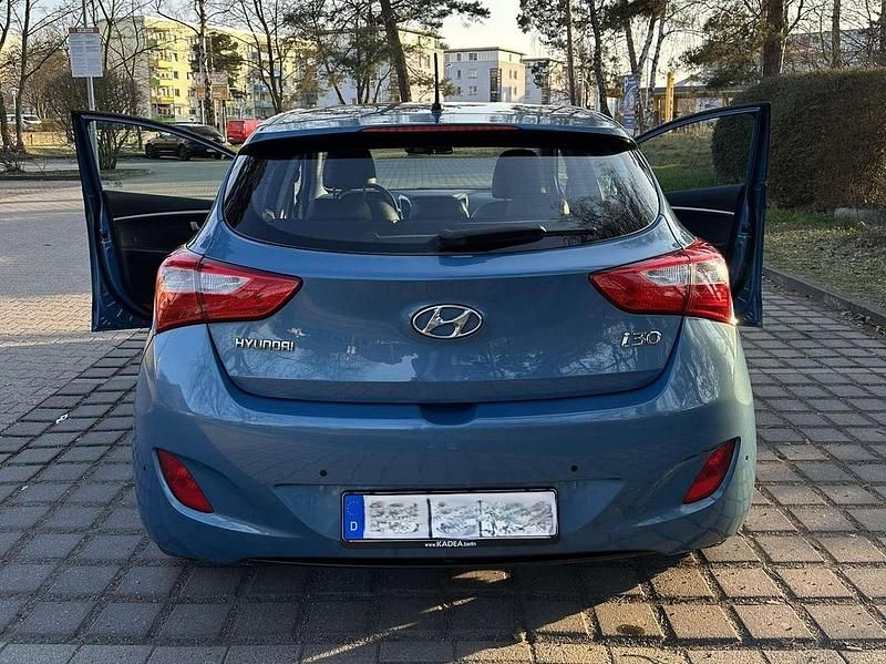 Gebraucht Hyundai i30 Classic 99 PS (72 kW) 2012 Blau Limousine