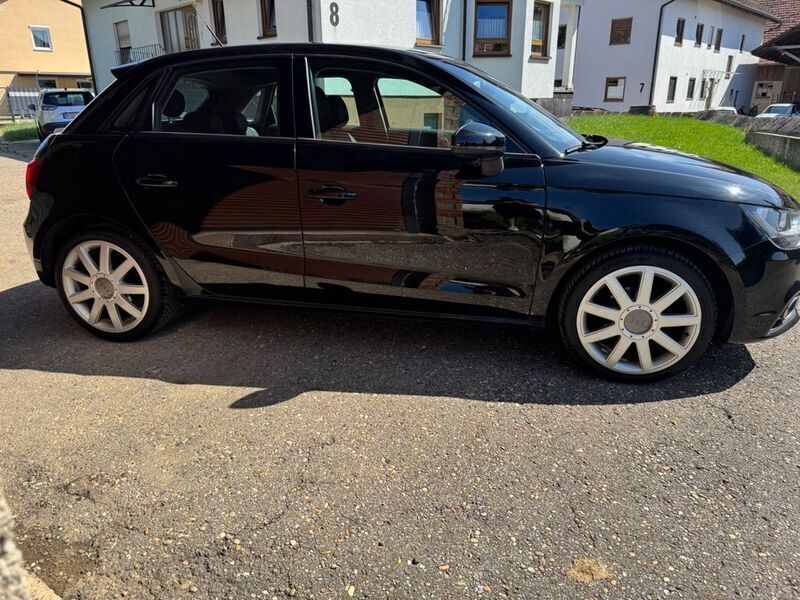 Schwarz Gebraucht 2012 Audi A1 Sportback Attraction Kleinwagen | 9.950 € (Teuer) - Bild 1/4