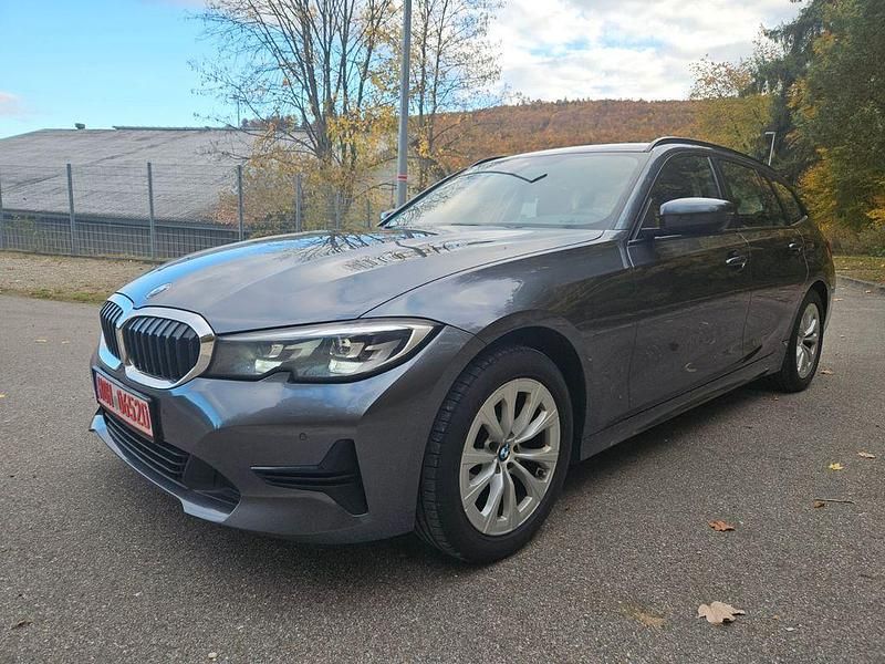 Grau Gebraucht 2020 BMW 318 Comfort Edition Kombi | 13.923 € (Guter Preis) - Bild 1/4
