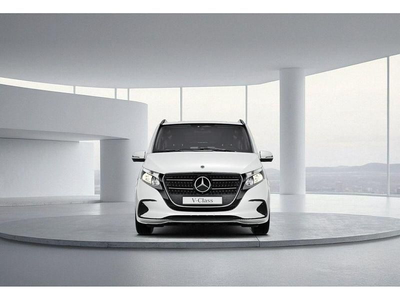 Gebraucht Mercedes V220 163 PS (119 kW) 2024 Weiß Van / Kleinbus
