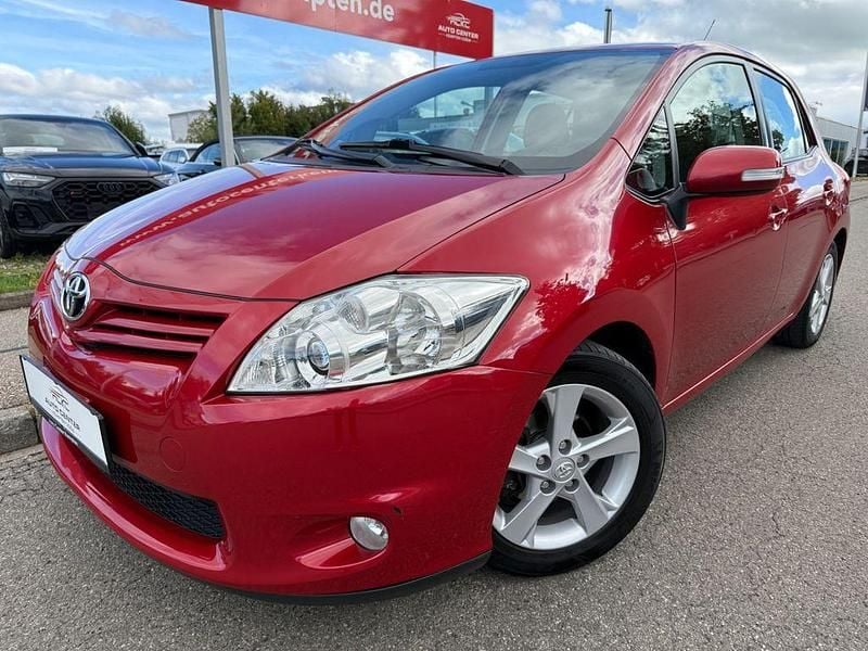 Rot Gebraucht 2012 Toyota Auris Travel Limousine | 6.950 € (Fairer Preis) - Bild 1/4