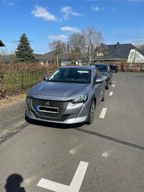 Silber Gebraucht 2021 Peugeot e-208 Active Kleinwagen | 12.800 € (Superpreis) - Bild 1/4