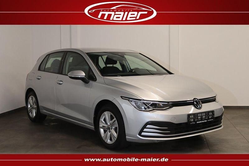 Silber Gebraucht 2023 VW Golf VIII Life Limousine | 18.900 € (Superpreis) - Bild 1/4