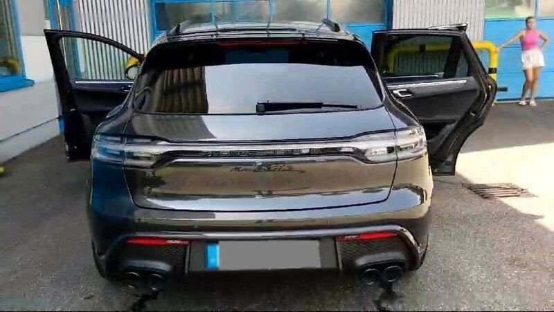 Grau Gebraucht 2022 Porsche Macan SUV | 63.991 € - Bild 1/4