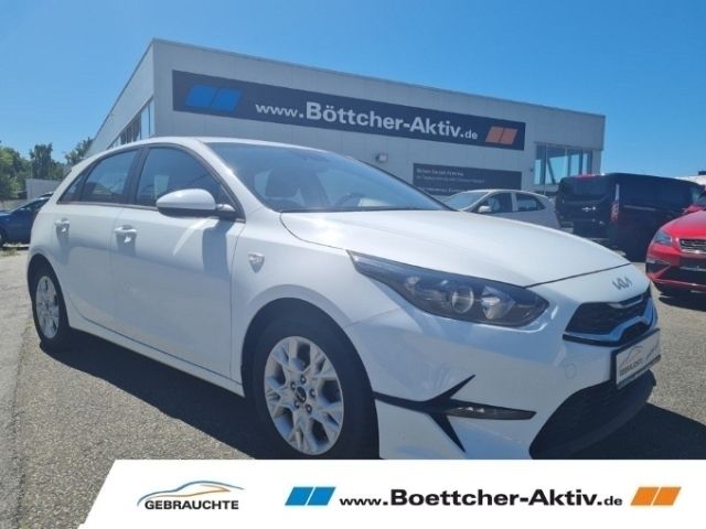 Weiß Gebraucht 2021 Kia Ceed Kleinwagen | 16.390 € (Fairer Preis) - Bild 1/4