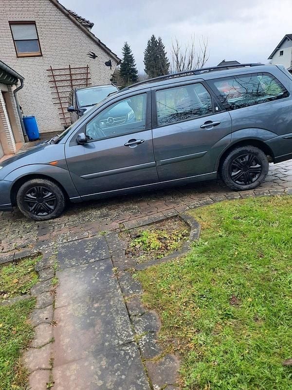 Grau Gebraucht 2003 Ford Focus Ghia Kombi | 1.000 € (Guter Preis) - Bild 1/4