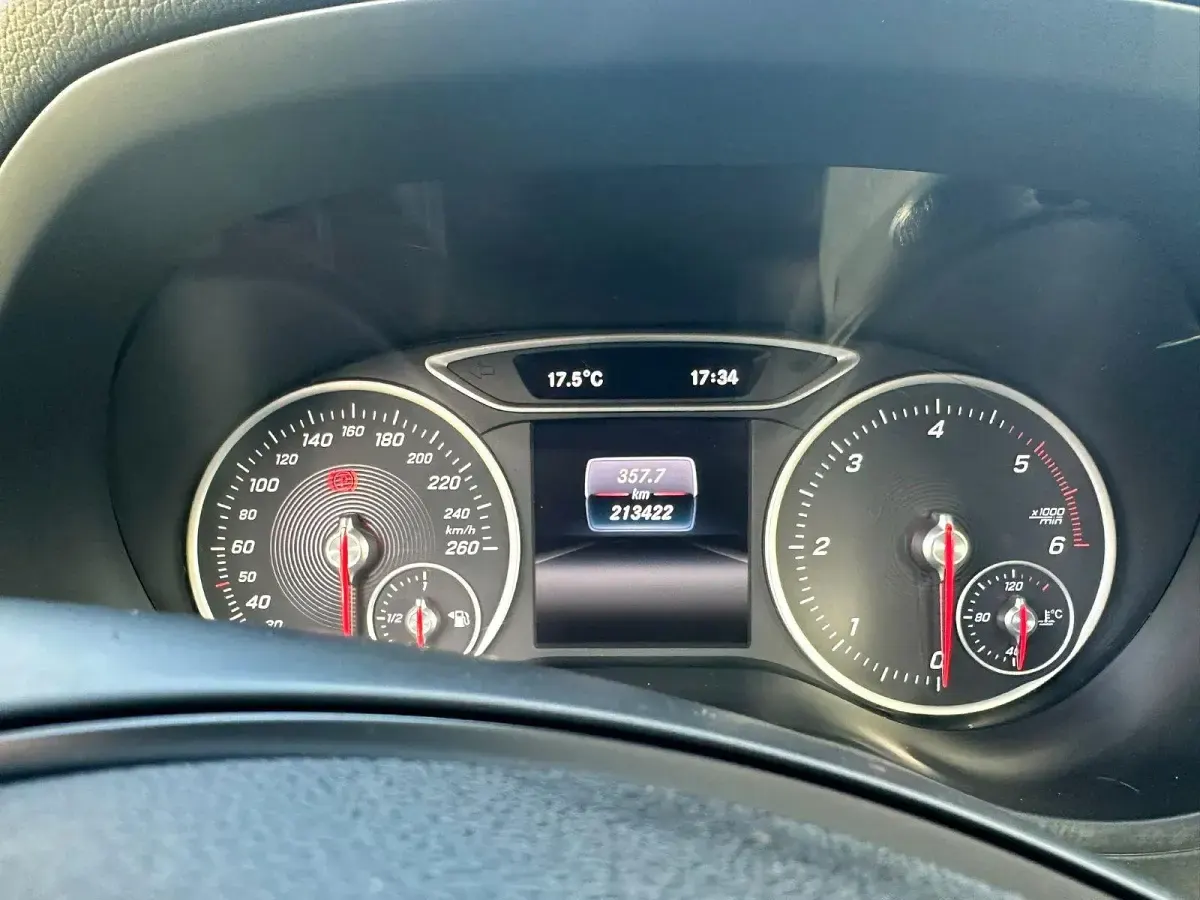 Gebraucht Mercedes B180 116 PS (85 kW) 2019 Silber Kleinwagen