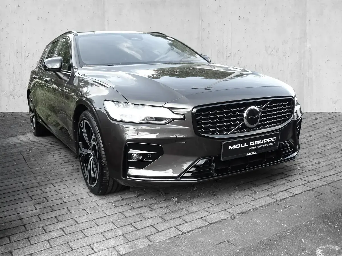 Gebraucht Volvo V60 Plus 197 PS (144 kW) 2023 Platinum grey / metallic Kombi