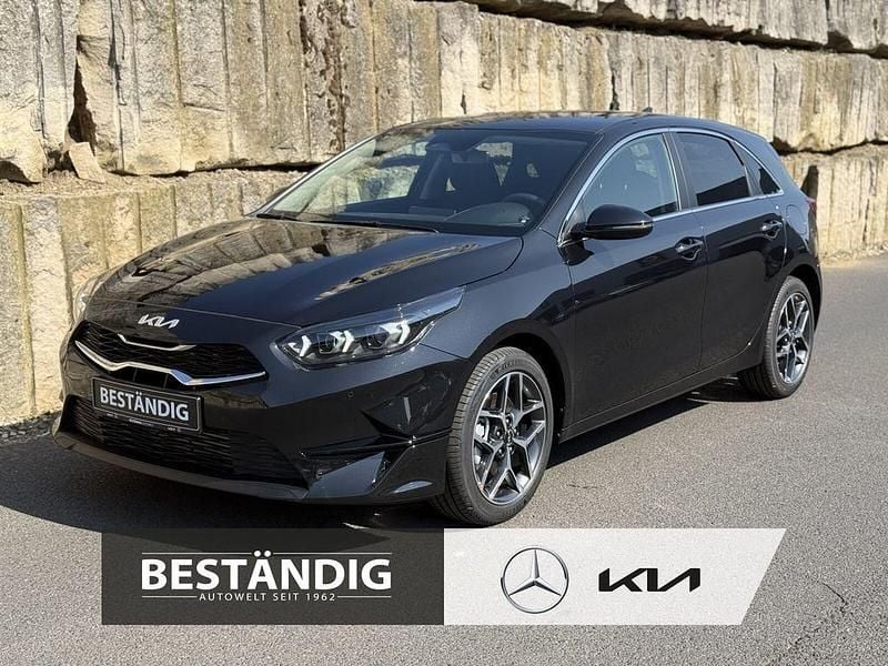 Zilinaschwarz met. Neu 2025 Kia Ceed Style Limousine | 26.890 € (Fairer Preis) - Bild 1/4